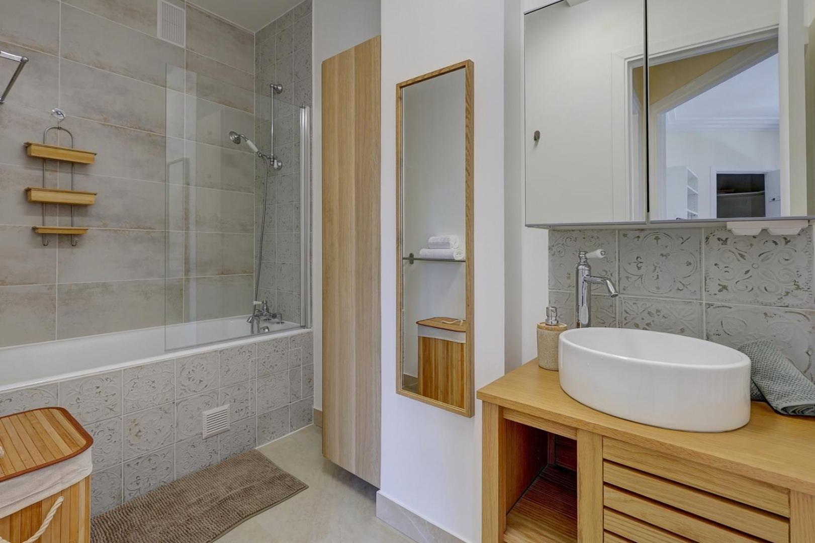 Bnbnook - Charming 1br With Eiffel Tower View Appartement *